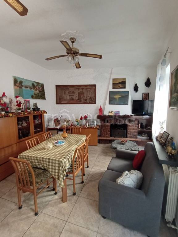 appartamento in vendita a Rogeno in zona Casletto