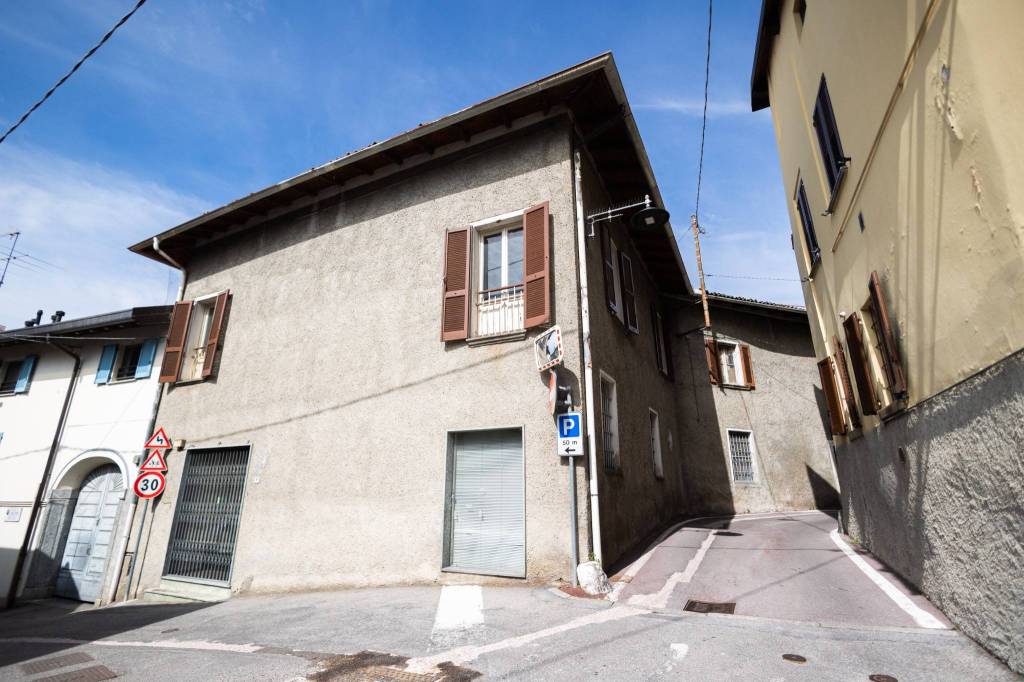 casa indipendente in vendita a Rogeno in zona Casletto
