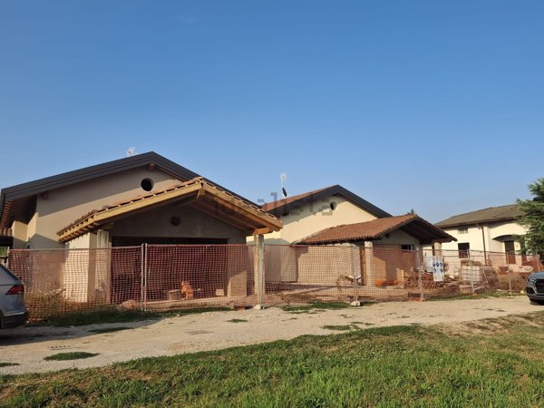casa indipendente in vendita a Rogeno in zona Casletto