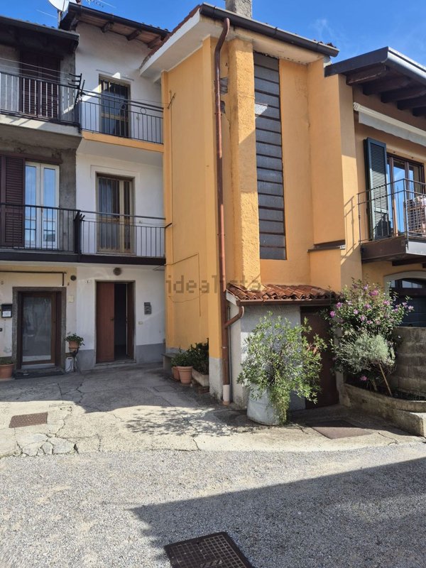 appartamento in vendita a Rogeno in zona Casletto