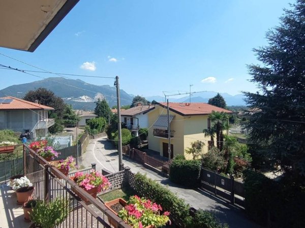 appartamento in vendita a Rogeno in zona Casletto