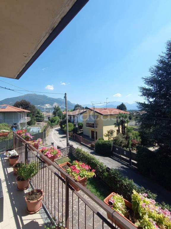 appartamento in vendita a Rogeno in zona Casletto