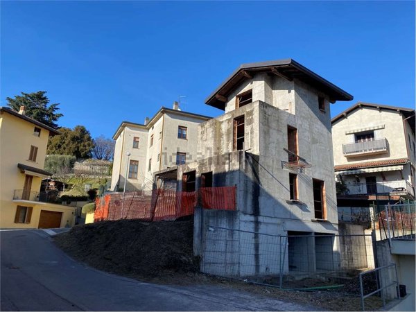 casa indipendente in vendita a Rogeno in zona Casletto