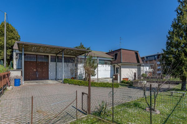 casa indipendente in vendita a Rogeno in zona Casletto