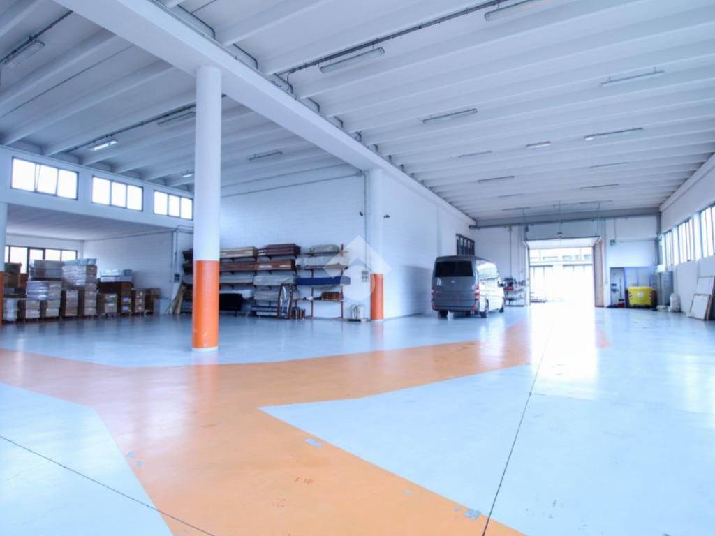 locale commerciale in vendita a Sirtori in zona Bevera di Sirtori