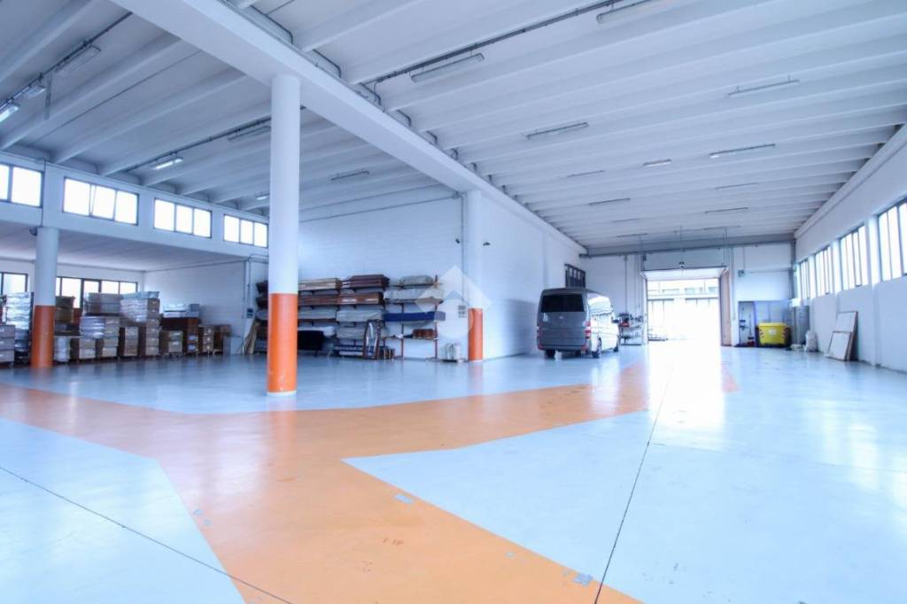 locale commerciale in vendita a Sirtori