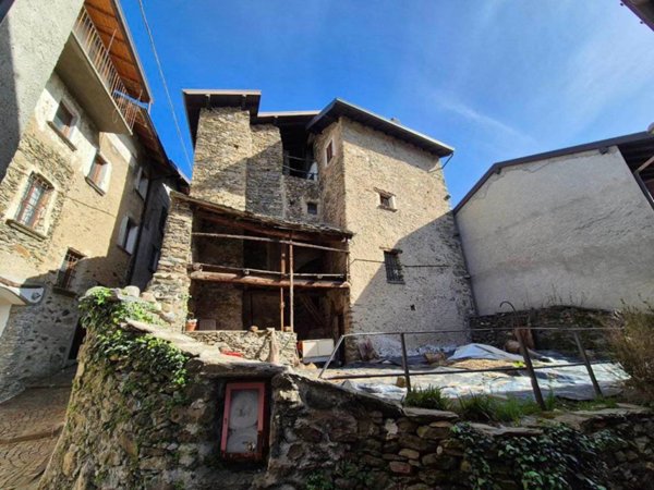 casa semindipendente in vendita a Sueglio