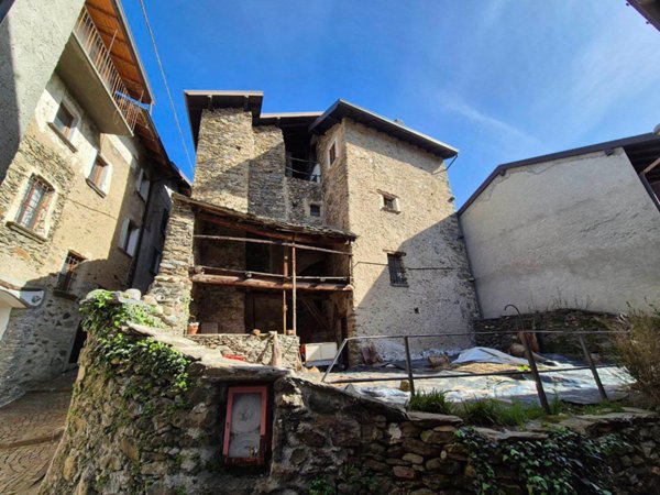 casa indipendente in vendita a Sueglio