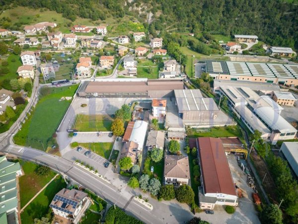 locale commerciale in vendita a Suello
