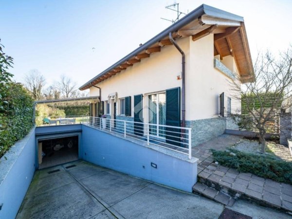 casa indipendente in vendita a Suello