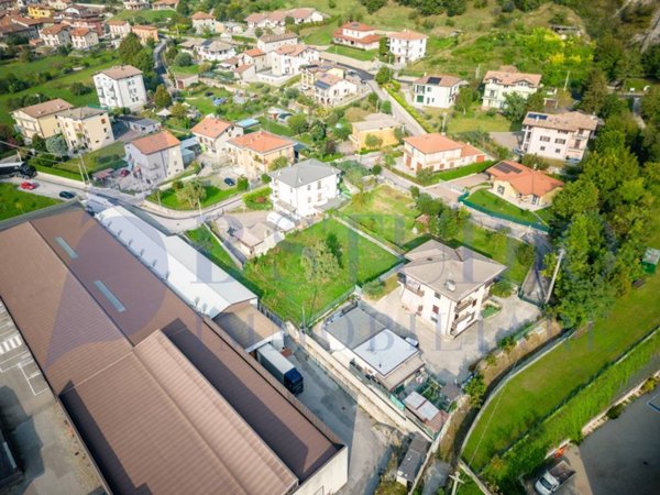 terreno edificabile in vendita a Suello