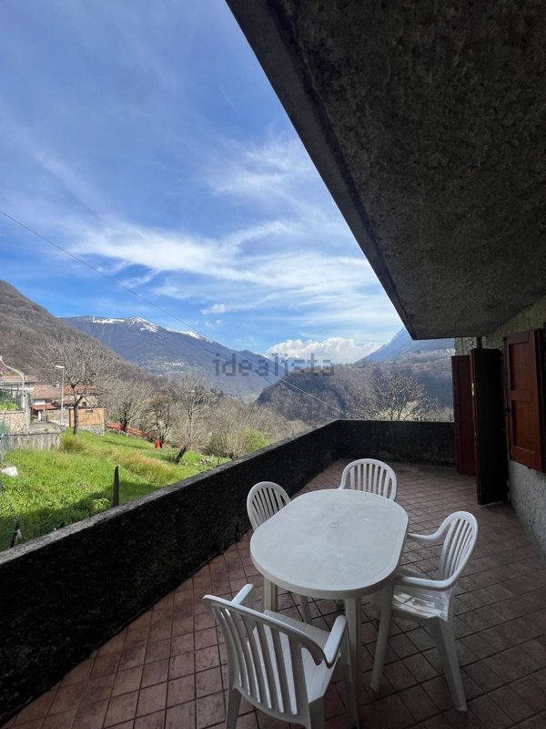 casa indipendente in vendita a Taceno