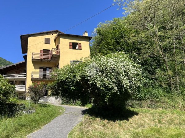 casa indipendente in vendita a Taceno