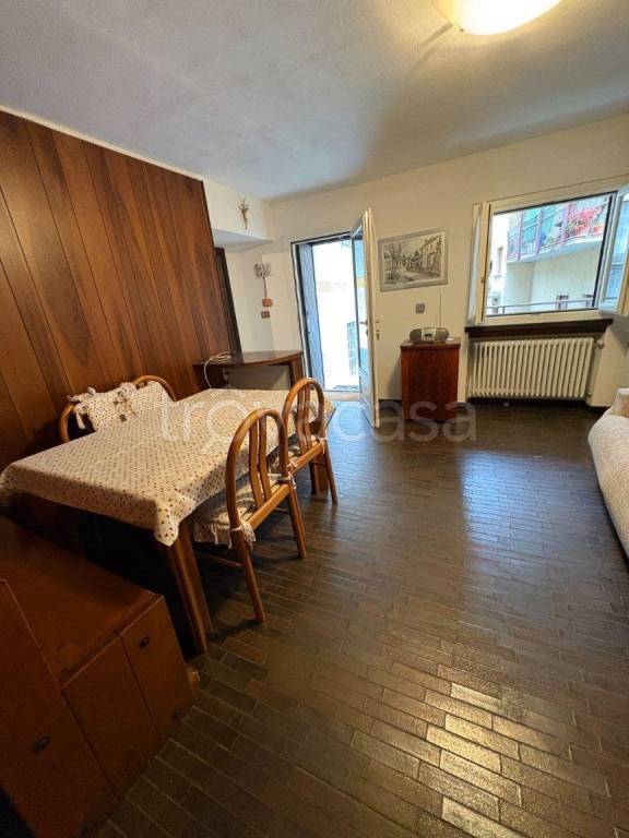 casa indipendente in vendita a Taceno