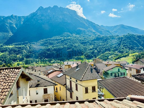 casa indipendente in vendita a Taceno