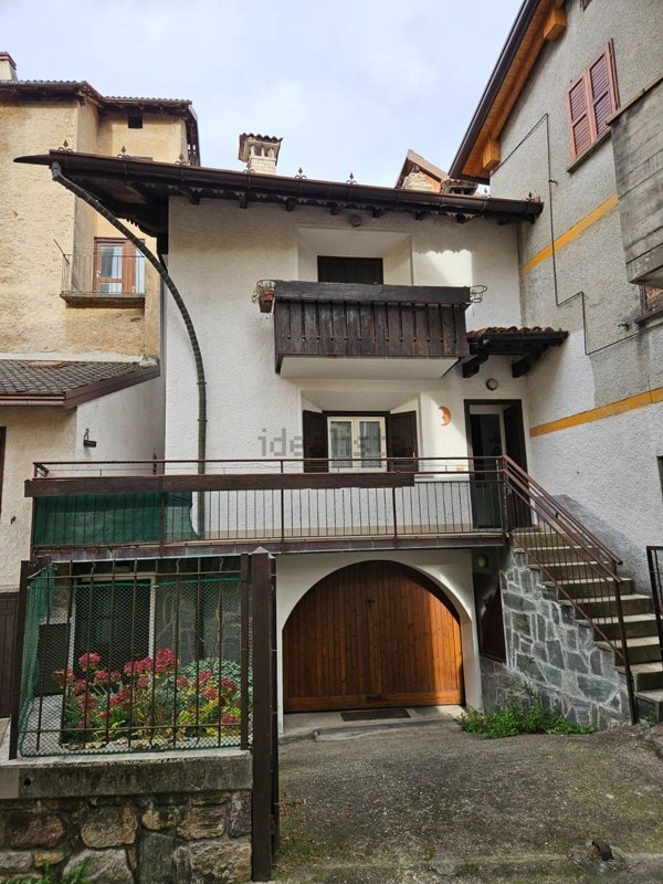 casa indipendente in vendita a Taceno