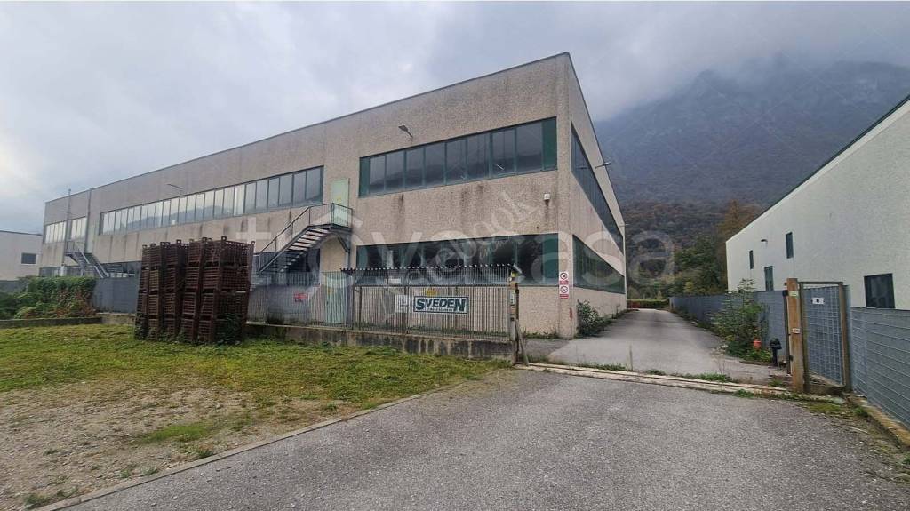 locale commerciale in vendita a Taceno