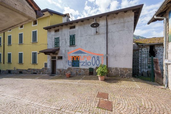 casa indipendente in vendita a Taceno
