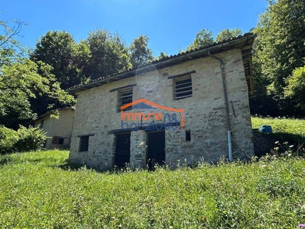 casa indipendente in vendita a Taceno