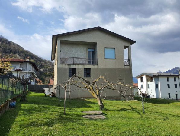 appartamento in vendita a Valgreghentino in zona Villa San Carlo