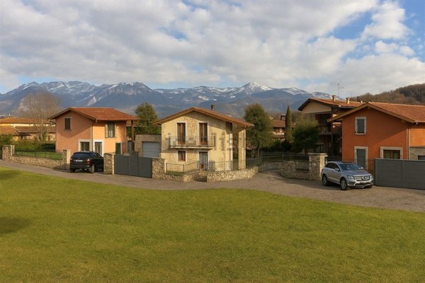 casa indipendente in vendita a Valgreghentino in zona Villa San Carlo