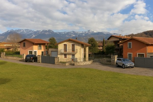 casa indipendente in vendita a Valgreghentino in zona Villa San Carlo