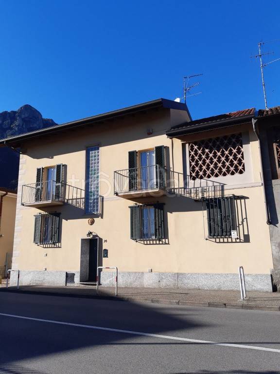 casa indipendente in vendita a Valmadrera in zona Caserta