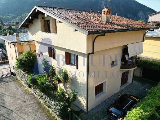 casa indipendente in vendita a Valmadrera in zona Centro Storico