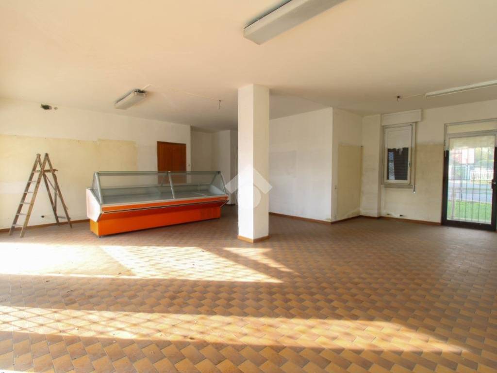 negozio in vendita a Valmadrera