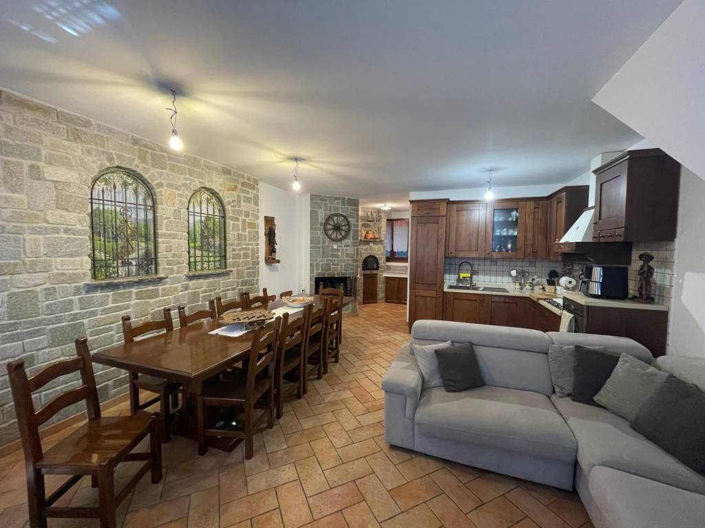 casa indipendente in vendita a Valmadrera in zona Centro Storico