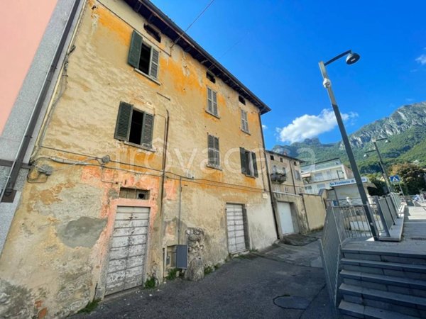 casa indipendente in vendita a Valmadrera in zona Centro Storico