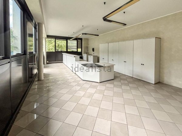 locale commerciale in vendita a Valmadrera