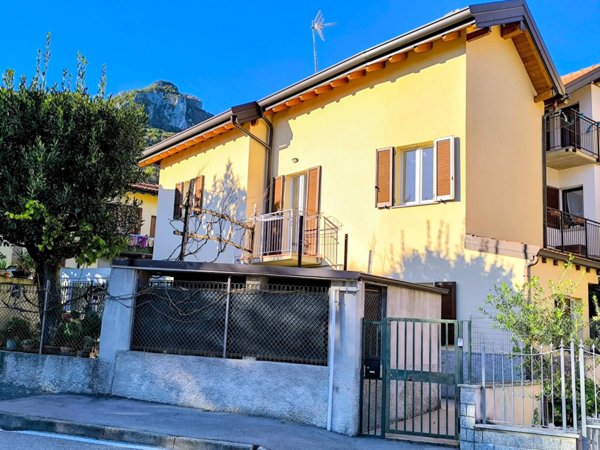 casa indipendente in vendita a Valmadrera in zona Caserta