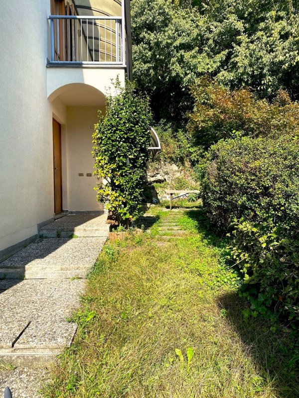 casa indipendente in vendita a Valmadrera in zona Parè