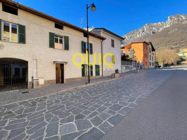 appartamento in vendita a Valmadrera in zona Centro Storico