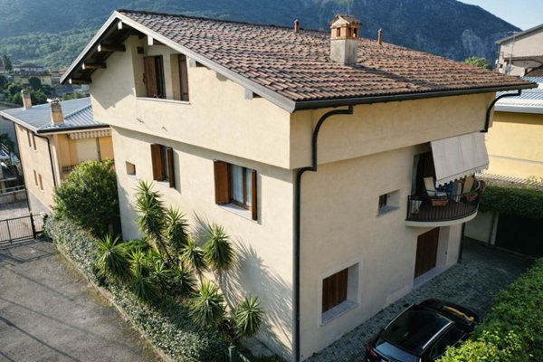 casa indipendente in vendita a Valmadrera in zona Centro Storico