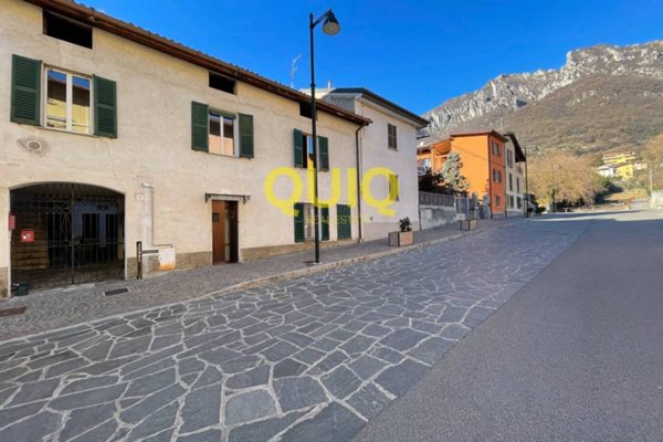 appartamento in vendita a Valmadrera in zona Centro Storico