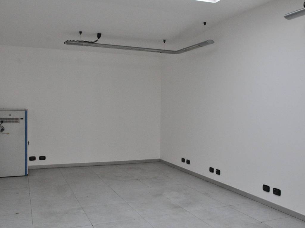 locale commerciale in vendita a Valmadrera