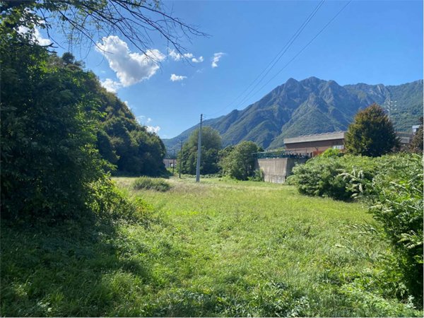 terreno in vendita a Valmadrera in zona Caserta