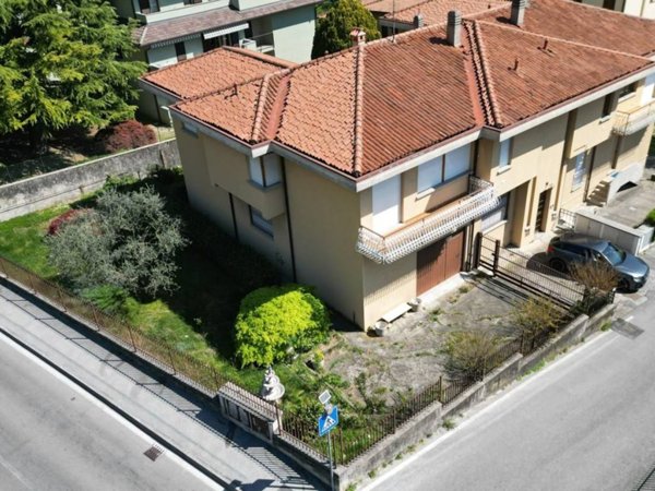 casa indipendente in vendita a Valmadrera in zona Centro Storico