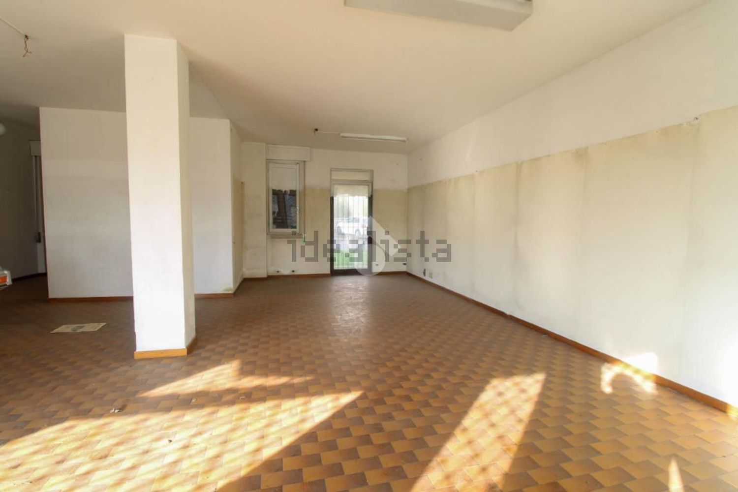 negozio in vendita a Valmadrera