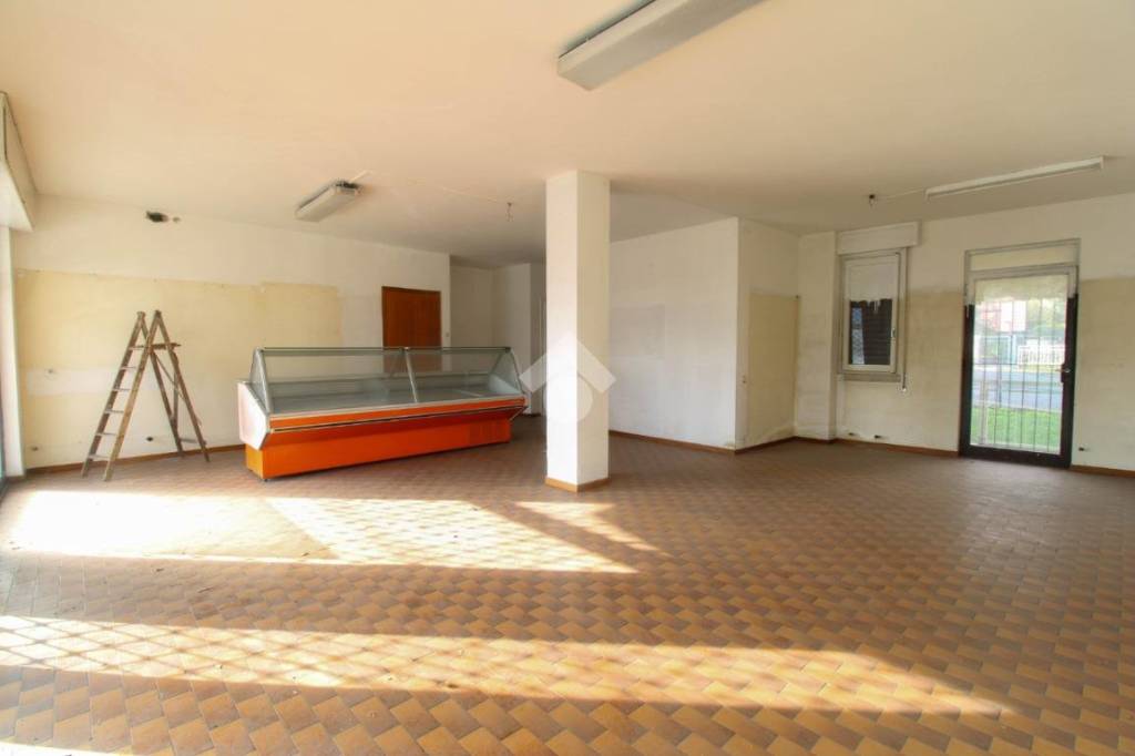 negozio in vendita a Valmadrera