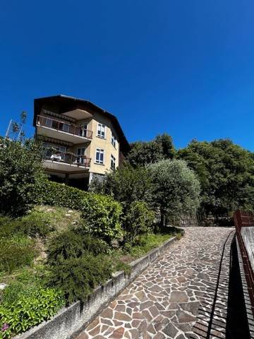 casa indipendente in vendita a Valmadrera in zona Belvedere