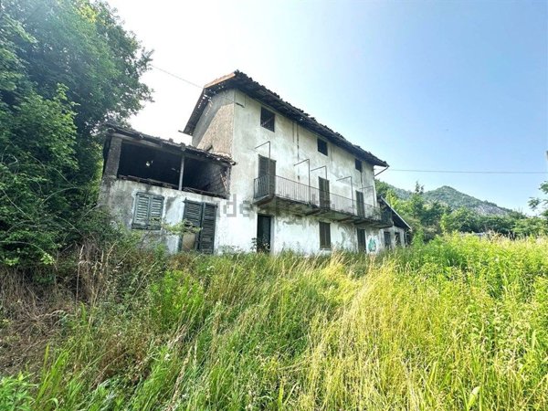 casa indipendente in vendita a Valmadrera in zona Caserta