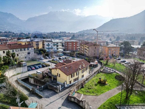 casa indipendente in vendita a Valmadrera in zona Centro Storico