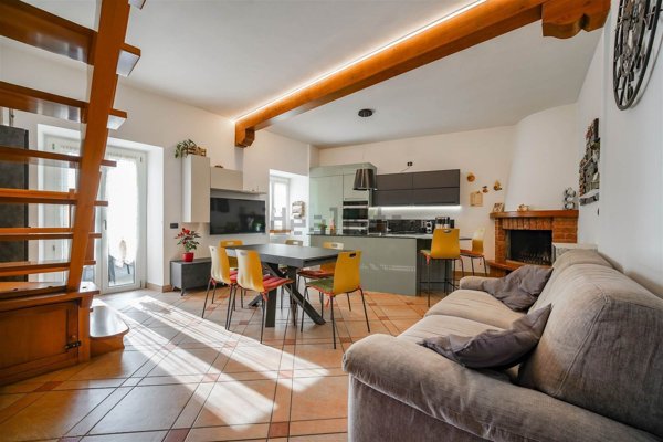casa indipendente in vendita a Valmadrera in zona Centro Storico