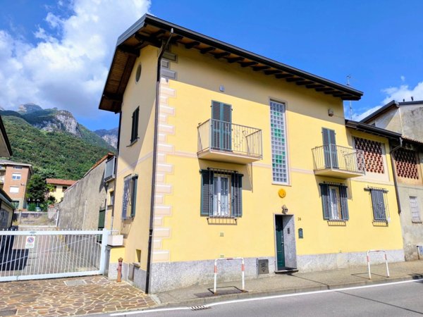casa indipendente in vendita a Valmadrera in zona Caserta