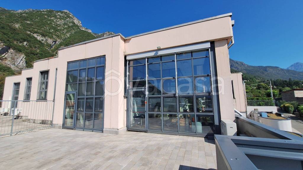 locale commerciale in vendita a Valmadrera in zona Trebbia