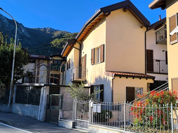 casa indipendente in vendita a Valmadrera in zona Caserta