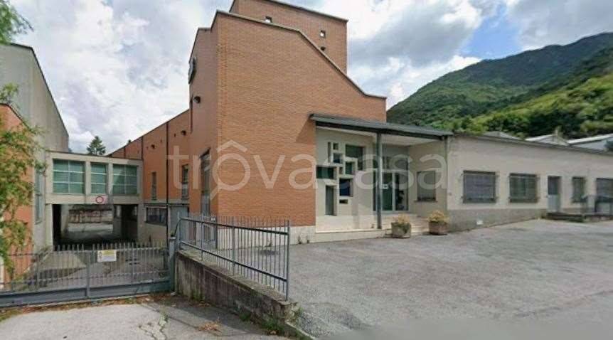 locale commerciale in vendita a Valmadrera in zona Caserta